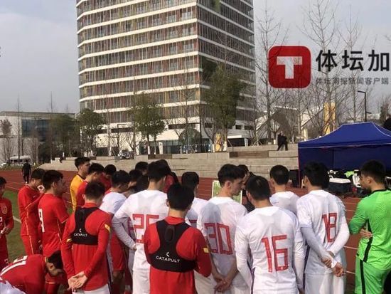 第90+2分钟，柏林联外围重炮轰门角度太正被凯帕稳稳抱住。